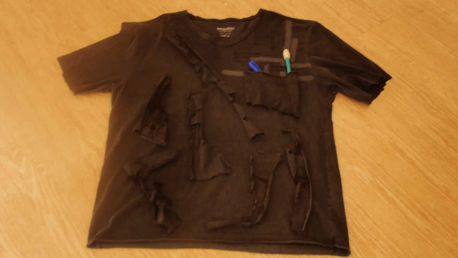 Camiseta envelhecida e rasgada, figurino criado para ambientação pós-apocalíptica