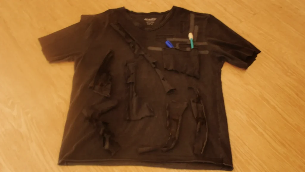 Camiseta envelhecida e rasgada, figurino criado para ambientação pós-apocalíptica