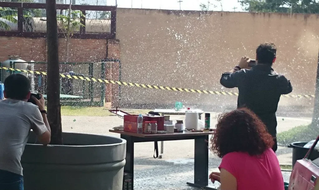 Coluna de água lançada pela detonação de uma carga dentro de um vaso, fotografada pelos participantes